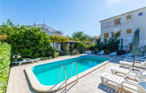 Отель Apartment Kastel Stari 96 with Outdoor Swimmingpool  Каштел Камбеловац
